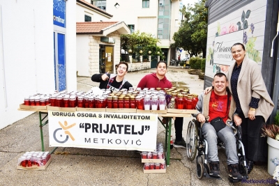 Veliki izbor svijeća za Dušni dan na štandovima &#039;UOSI Prijatelj&#039;