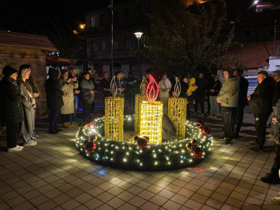 U KRVAVCU NA TRGU UPALJENA PRVA ADVENTSKA SVIJEĆA - NADE