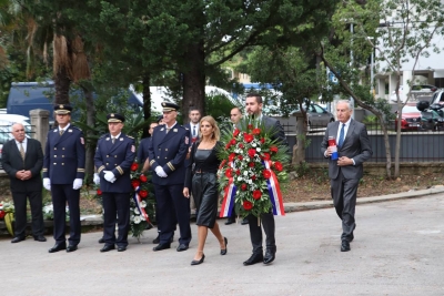 Povodom Dana policije ispred zgrade PUDN položeni vijenci i zapaljene svijeće