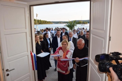 Predsjednica RH Kolinda Grabar Kitarović otvorila umjetničku galeriju „Fra Bernardin Sokol“, na otvaranju župan Dobroslavić i zamjenik Cebalo