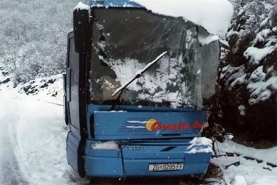 Autobus Croatia Busa kod Zagvozda udario u brdo