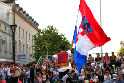 Plesnim nastupima svečano otvorena 39. Smotra folklora jadranske Hrvatske ‘Na Neretvu misečina pala’