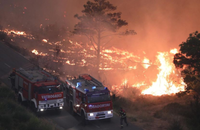 Kanaderi na terenu i kuće obranjene, zapovjednik tučepskog DVD-a: Požar još nije pod kontrolom, trenutno gasimo rubove