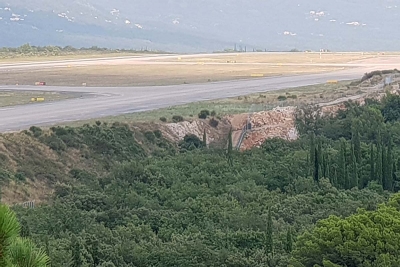 ĆILIPI: Zrakoplov tipa C182 (Cessna 182) registarske oznake OE-DDU na letu iz Graza za Dubrovnik prigodom slijetanja je doživio ozbiljnu nezgodu