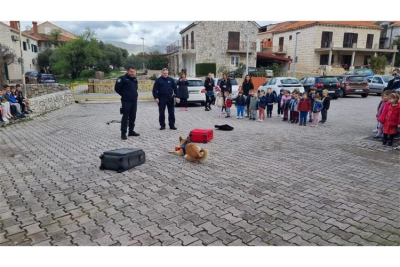 Policija sa službenim psom Simby posjetila djecu Dječjeg vrtića Konavle