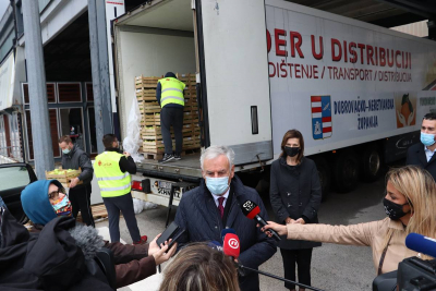 MANDARINE U VUKOVAR, JABUKE U DUBROVNIK U luci Gruž podijeljena donacija Vukovarsko-srijemske županije