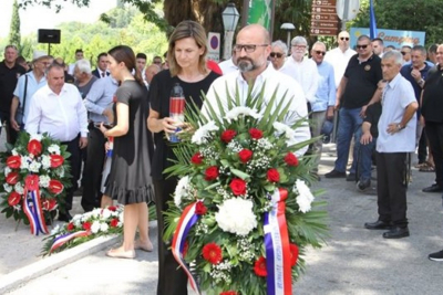 Položeni vijenci i zapaljene svijeće na spomeniku poginulim Imoćanima u Trstenom