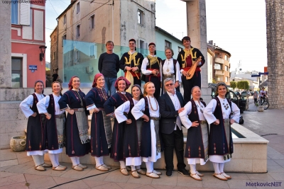 KUD Metković prigodnim programom podsjetio da je danas trebala započeti 36. smotra folklora &#039;Na Neretvu misečina pala&#039;