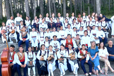 Mlađe folklorne skupine KUD-a „Metković  sudjelovale su na 21. Međunarodnoj smotri folklora „Stara je škrinja otvorena“ u Muću