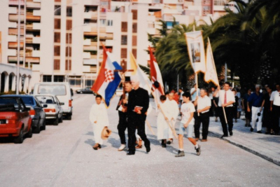 Prije 55 godina došao je u Ploče. Prije 30 godina blagoslovljen je kamen temeljac za crkvu, a prije 25 godina teren. Don Petar je danas navršio 85 godina.