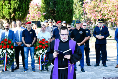 Povodom Dana državnosti RH položeni vijenci i zapaljene svijeće za poginule branitelje