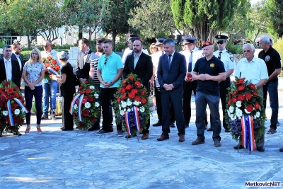 Povodom Dana pobjede i domovinske zahvalnosti te Dana hrvatskih branitelja položeni vijenci i zapaljene svijeće