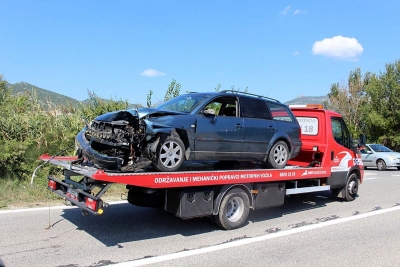 PROMETNA NESREĆA KOD SKRETANJA ZA KOMINSKO UŠĆE, MOTOCIKLIST ZAVRŠIO U SPLITSKOJ BOLNICI