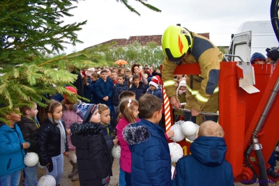 Okićena božićna jela ispred crkve sv. Nikole u Metkoviću FOTO/VIDEO