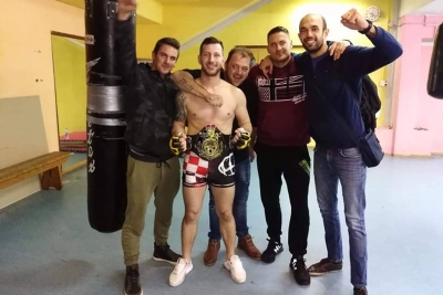 Naš profesionalni MMA borac Edo Čavrk u prvoj minuti savladao je protivnika i osvojio je MMA pojas