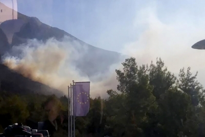 Zbog požara zatvorena je cesta preko Pelješca, trajekt za Korčulu vozi iz Trstenika/VIDEO