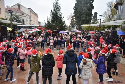 Na Trgu kralja Tomislava održan prigodni program i kićenje jele