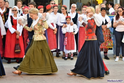 34. Smotra folklora &#039;Na Neretvu misečina pala&#039; - Nastup folklornih skupina na Trgu kralja Tomislava u Metkoviću /FOTO/VIDEO