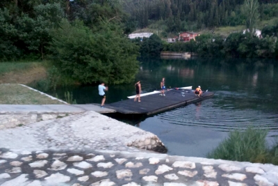 Mladi veslači umjesto tuša svježinu potražili u Neretvi