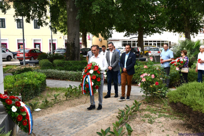 Povodom Dana antifašističke borbe položeni vijenci i upaljene svijeće na Spomeniku žrtvama fašističkog terora u Gradskom parku Metković