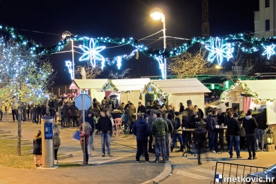 U utorak se zatvara dio Trga dr. Franje Tuđmana u Metkoviću zbog postavljanja blagdanskih kućica