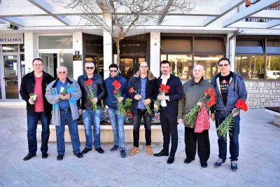 SDP I HSU Metković prigodom Dana žena dijelili cvijeće