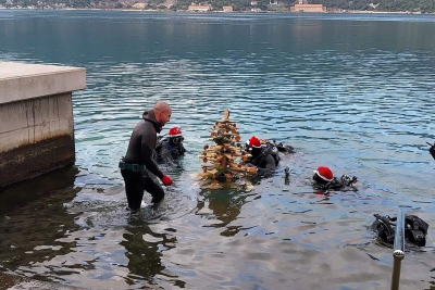 U Pločama božićno drvce položeno na dno mora