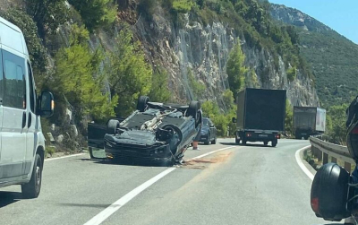 Auto se okrenulo na krov pokraj Brsečina, kolone na magistrali u oba pravca